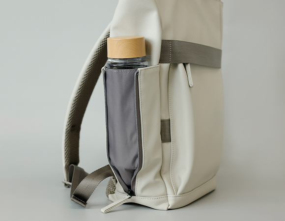 ペットボトルや折りたたみ傘を入れられるサイドポケット