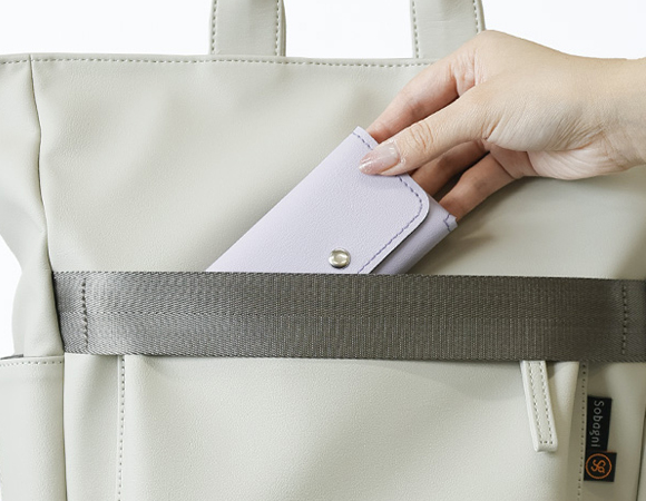 ポケットには盗難防止テープで安心