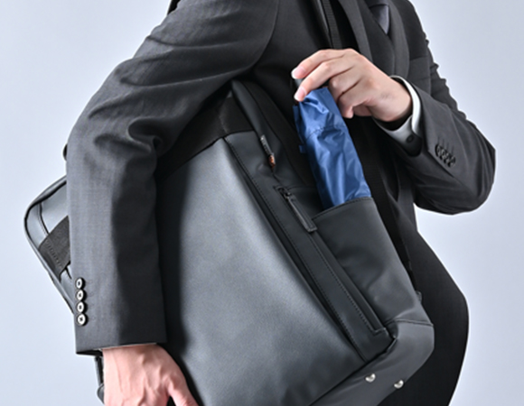 ペットボトルや折りたたみ傘を入れられるサイドポケット