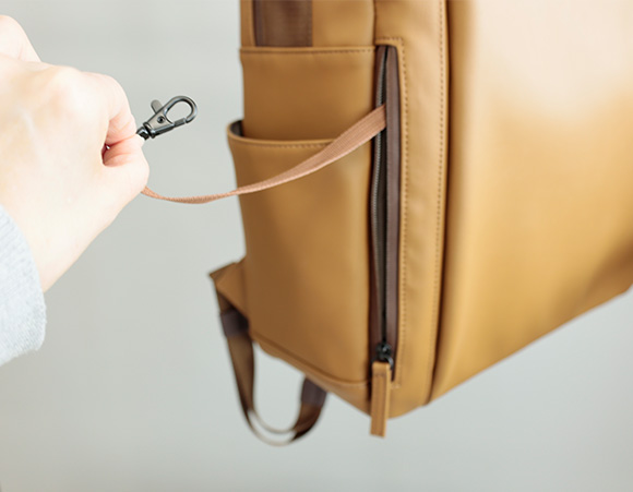 ポケット内部にナスカン 鍵などをつけておける