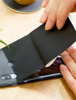 スマートフォンなどにも貼ることができる、粘着素材が付いた合成皮革