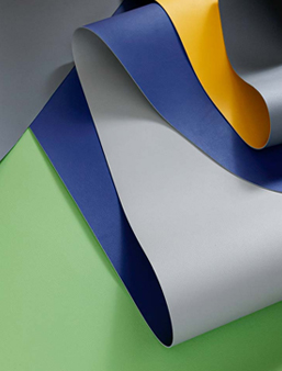 表と裏が違う色になっていて、どちらを表としても使える合成皮革